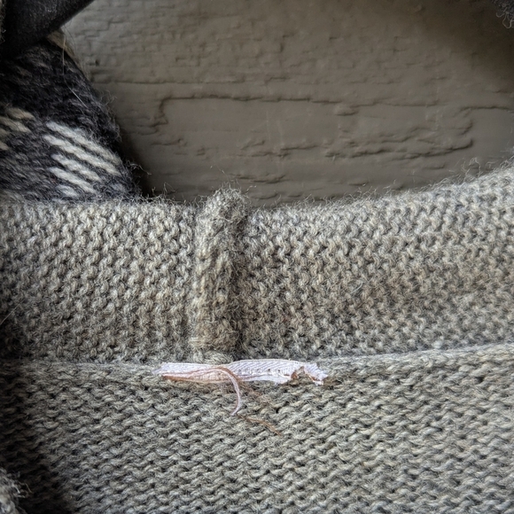 Hand Knit Peruvian Alpaca jacket with Andean Design Size Medium Gray Black White - Picture 3 of 8